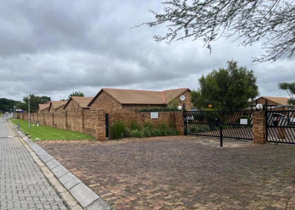 Apartment@villavel * Midrand